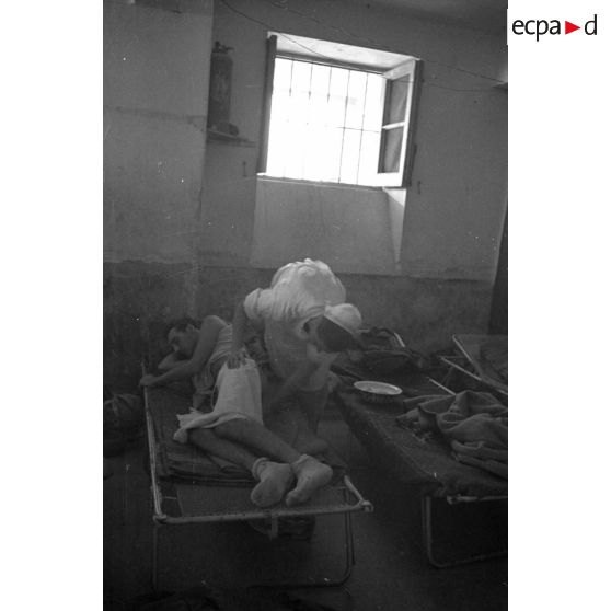 Une infirmière allemande prodigue des soins aux blessés.