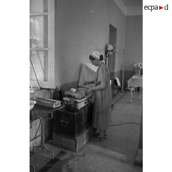 Une infirmière allemande prodigue des soins aux blessés.