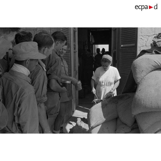 Distribution de la soupe aux blessés légers par une infirmière allemande.