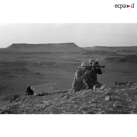 Des observateurs de l'artillerie allemande munis de binoculaires surveillent la vallée.