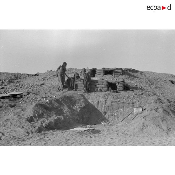 Une position d'artillerie allemande est également occupée par des fantassins répartis dans des trous d'hommes.