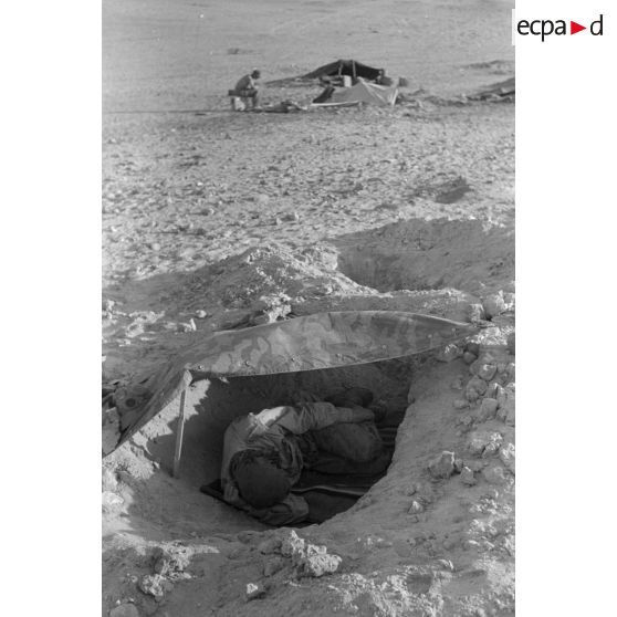 Une position d'artillerie allemande est également occupée par des fantassins répartis dans des trous d'hommes.