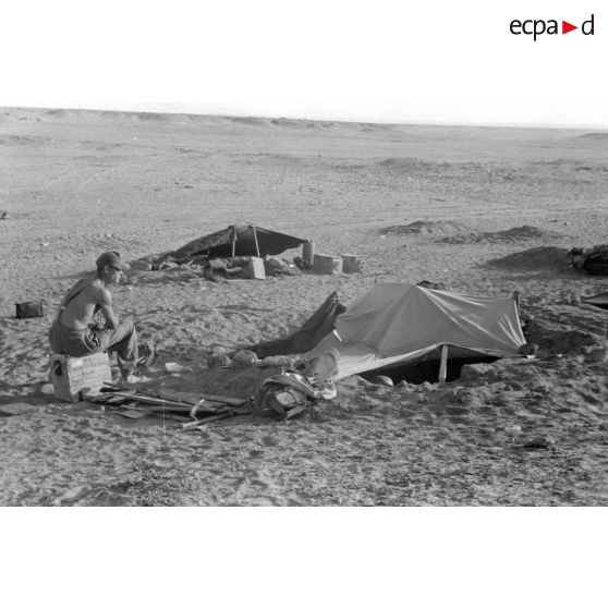 Une position d'artillerie allemande est également occupée par des fantassins répartis dans des trous d'hommes.