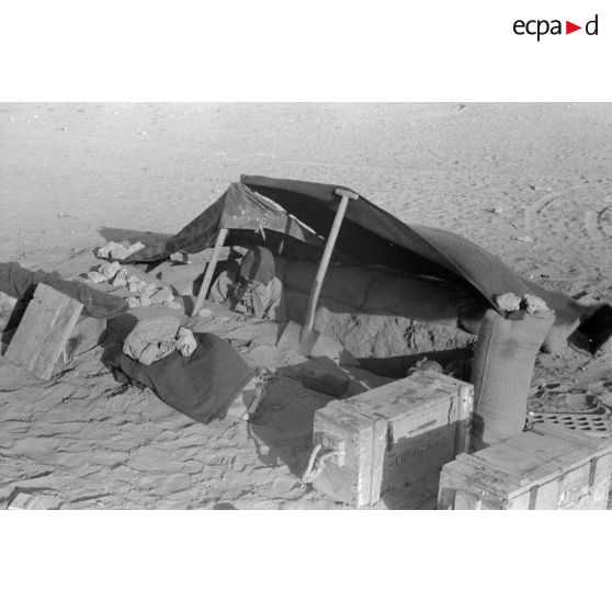 Une position d'artillerie allemande est également occupée par des fantassins répartis dans des trous d'hommes.