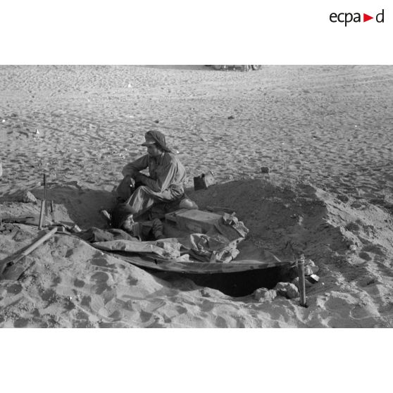 Une position d'artillerie allemande est également occupée par des fantassins répartis dans des trous d'hommes.