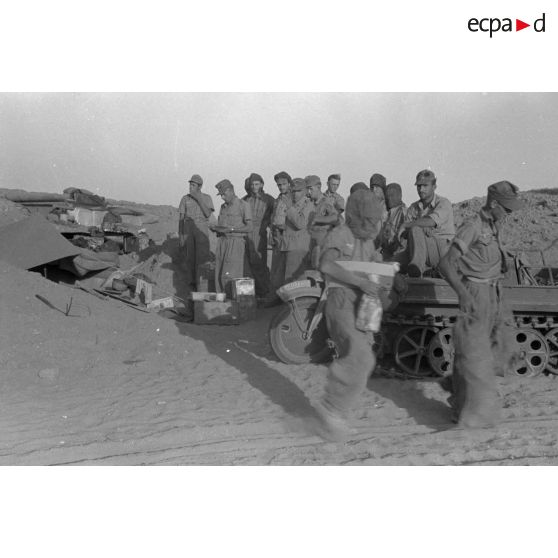 Distribution de nourriture près d'une moto chenillée NSU Kettenrad de la Luftwaffe.