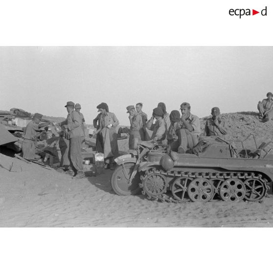 Distribution de nourriture près d'une moto chenillée NSU Kettenrad de la Luftwaffe.