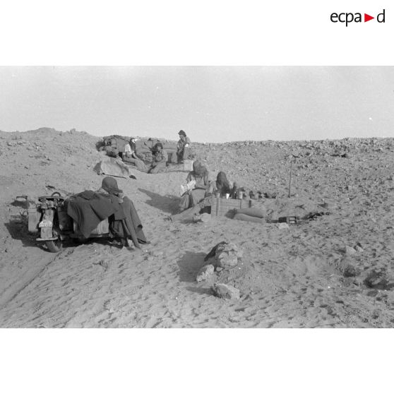 Distribution de nourriture près d'un side-car de la Luftwaffe immatriculé WL-279 404.