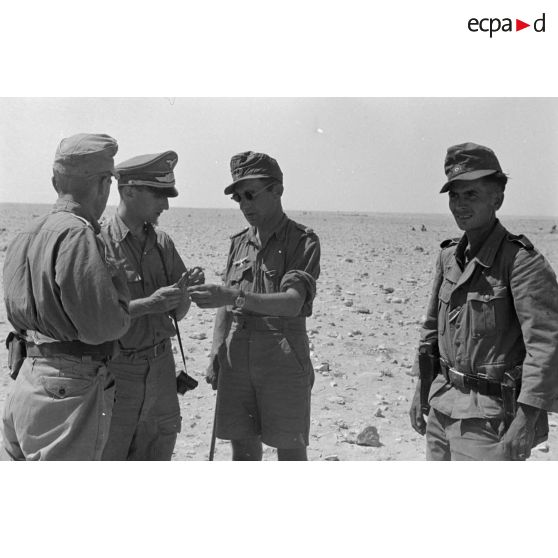 Des officiers allemands, dont un de la Luftwaffe, discutent.