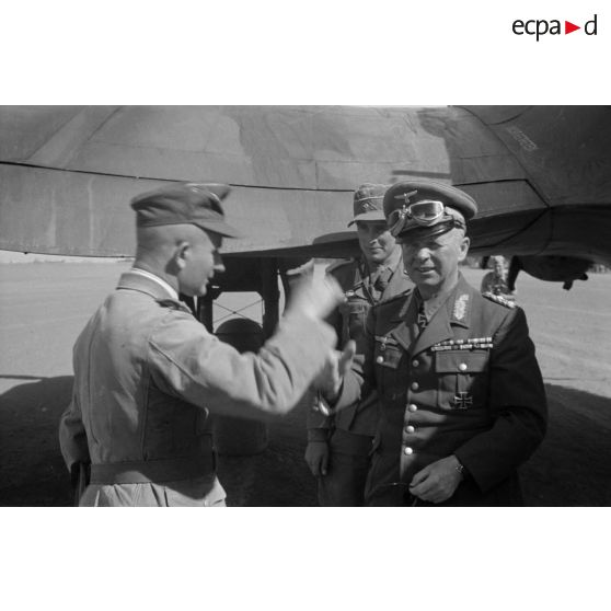 Le général Stumme est accueilli à sa descente d'avion par des officiers allemands.