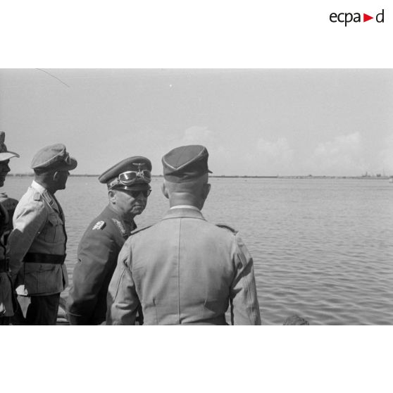 Le général Stumme visite la ville et le port de Tobrouk en compagnie d'officiers allemands et italiens.