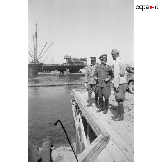 Le général Stumme visite la ville et le port de Tobrouk en compagnie d'officiers allemands et italiens.
