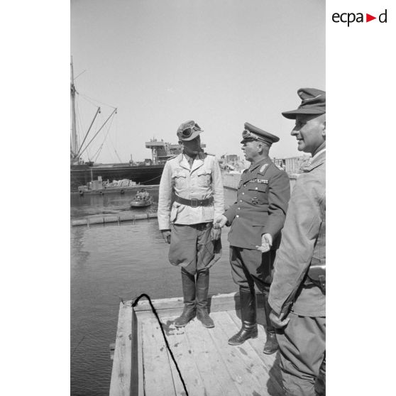 Le général Stumme visite la ville et le port de Tobrouk en compagnie d'officiers allemands et italiens.