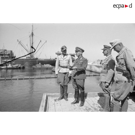 Le général Stumme visite la ville et le port de Tobrouk en compagnie d'officiers allemands et italiens.
