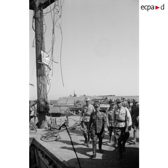 Le général Stumme visite la ville et le port de Tobrouk en compagnie d'officiers allemands et italiens.