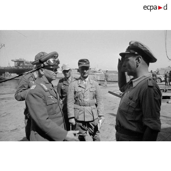 Le général Stumme visite la ville et le port de Tobrouk en compagnie d'officiers allemands et italiens.