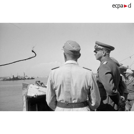 Le général Stumme visite la ville et le port de Tobrouk en compagnie d'officiers allemands et italiens.