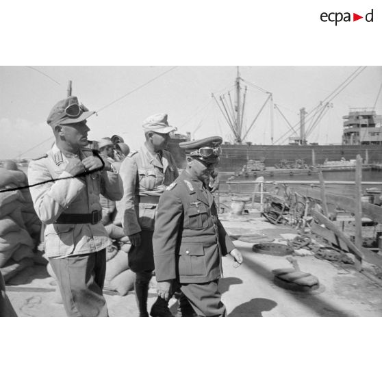 Le général Stumme visite la ville et le port de Tobrouk en compagnie d'officiers allemands et italiens.