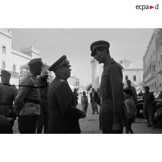 Le général Stumme visite la ville de Tobrouk en compagnie d'officiers allemands et italiens.
