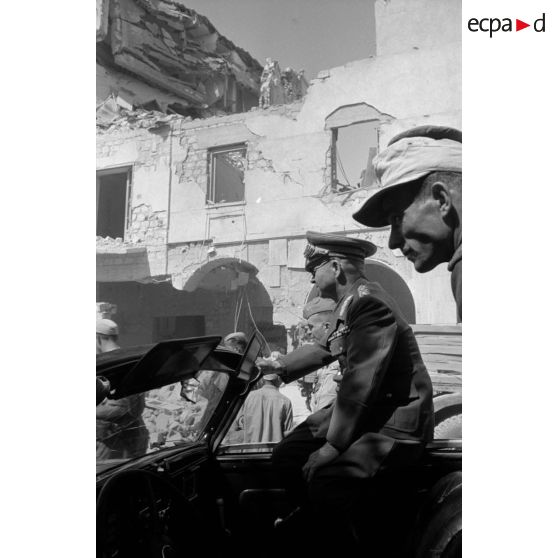 Le général Stumme visite la ville et le port de Tobrouk en compagnie d'officiers allemands et italiens.