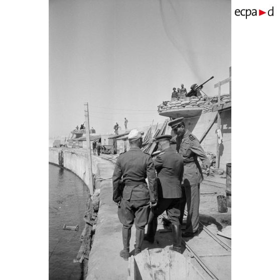 Le général Stumme visite la ville et le port de Tobrouk en compagnie d'officiers allemands et italiens.