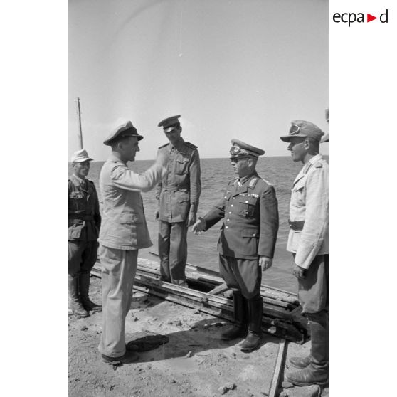 Le général Stumme visite la ville et le port de Tobrouk en compagnie d'officiers allemands et italiens.