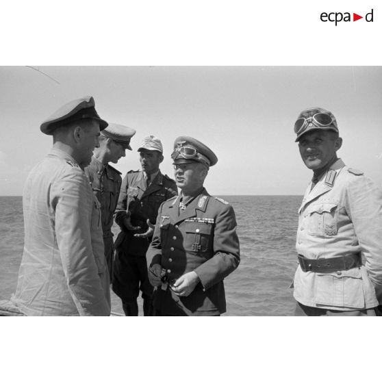 Le général Stumme visite la ville et le port de Tobrouk en compagnie d'officiers allemands et italiens.