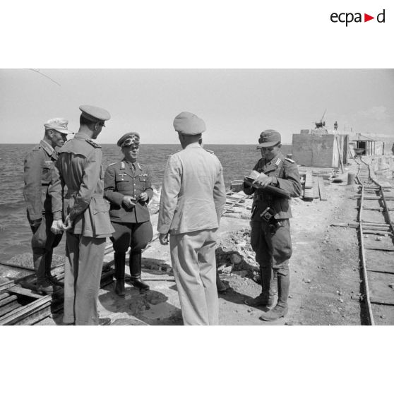 Le général Stumme visite la ville et le port de Tobrouk en compagnie d'officiers allemands et italiens.
