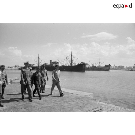 Le général Stumme visite la ville et le port de Tobrouk en compagnie d'officiers allemands et italiens.