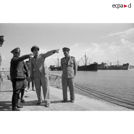 Le général Stumme visite la ville et le port de Tobrouk en compagnie d'officiers allemands et italiens.