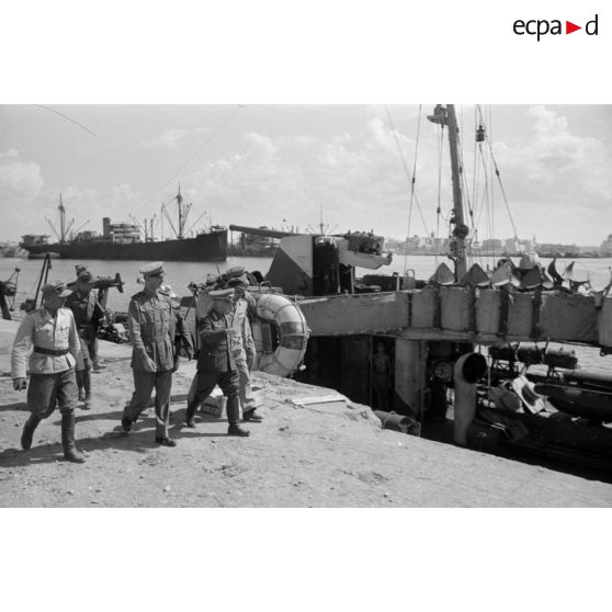 Le général Stumme et le groupe d'officiers passe le long d'un escorteur italien de classe Spica à quai.