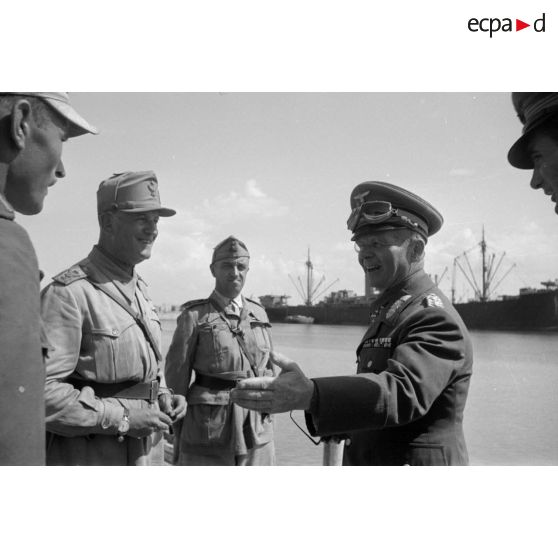 Dans le port de Tobrouk, le général Stumme discute avec un général de brigade italien.