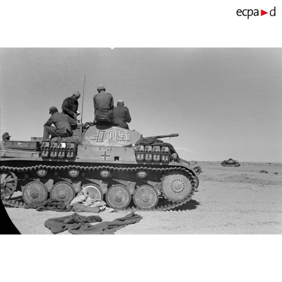 L'équipage d'un char Panzer II (Pz-II) mange sur la tourelle de l'engin.