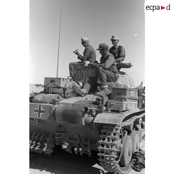 L'équipage d'un char Panzer II (Pz-II) mange sur la tourelle de l'engin.