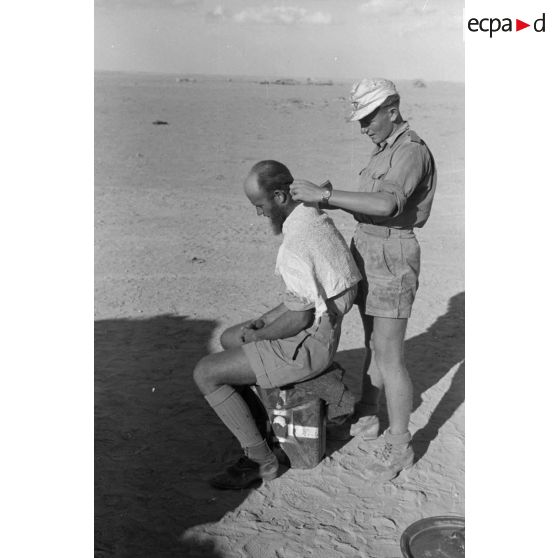 Un coiffeur à l'oeuvre.