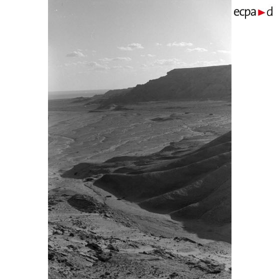 Un groupe de soldats allemands et italiens parcourt les sommets dans le secteur d'El Alamein.