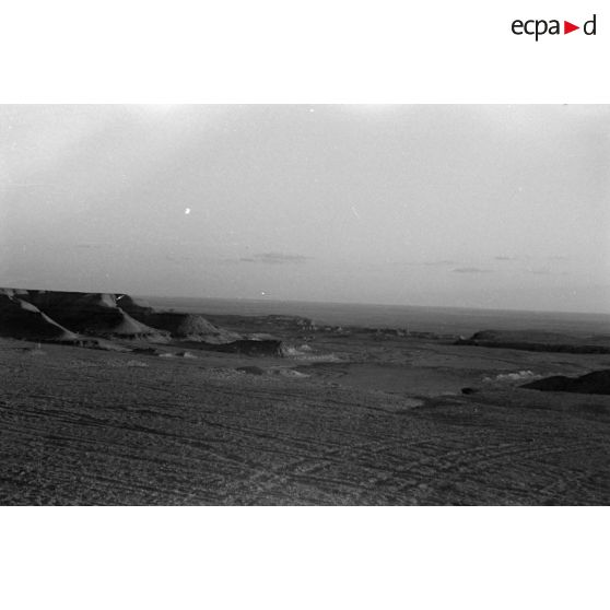 Un groupe de soldats allemands et italiens parcourt les sommets dans le secteur d'El Alamein.