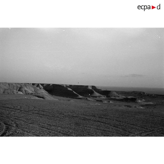 Un groupe de soldats allemands et italiens parcourt les sommets dans le secteur d'El Alamein.