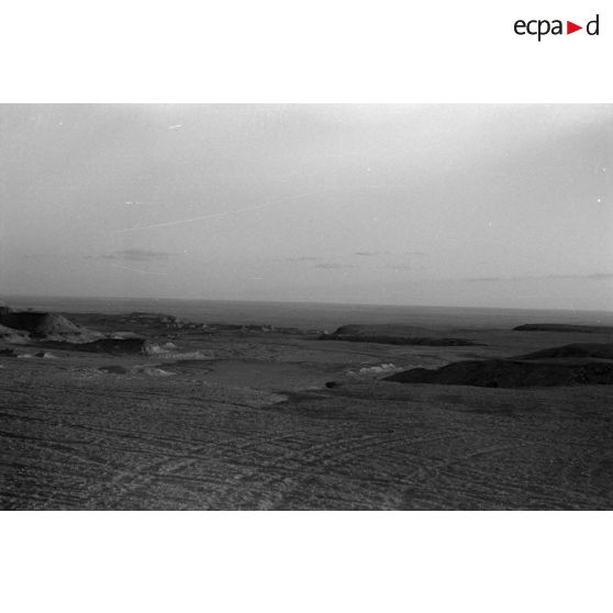 Un groupe de soldats allemands et italiens parcourt les sommets dans le secteur d'El Alamein.