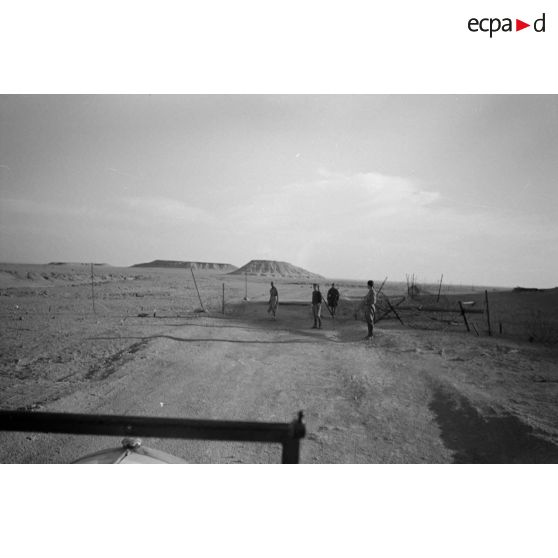 Passage d'un point de contrôle occupé par des soldats italiens.