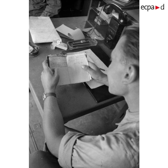 Le capitaine (Hauptmann) Werner Reissmann, commandant du III-Schützen.Regiment-104 (III-Schtz.Rgt-104) dans un véhicule d'état-major.