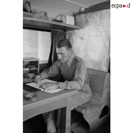 Le capitaine (Hauptmann) Werner Reissmann, commandant du III. Abteilung Panzer-Grenadier-Regiment-104 dans un véhicule d'état-major.