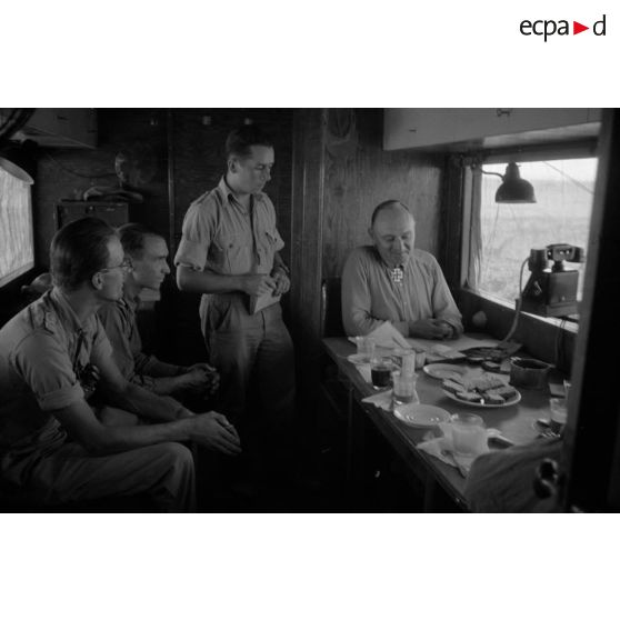 Le colonel (Oberst) Gerhard Müller (Mueller) en compagnie d'officiers de son régiment dans un véhicule d'état-major.