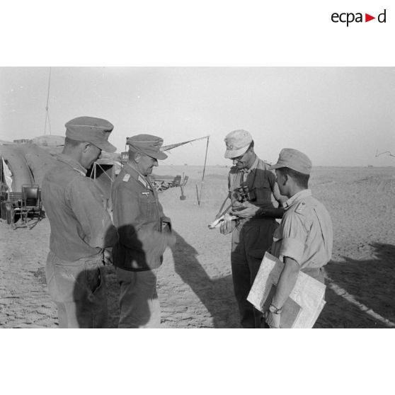 Le colonel (Oberst) Gerhard Mueller (Müller) en conversation avec des officiers allemands.