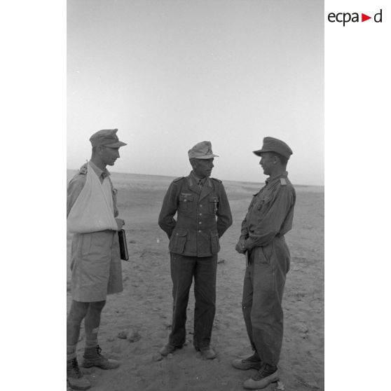 L'Oberst Bruer en discussion avec des officiers de son état-major.