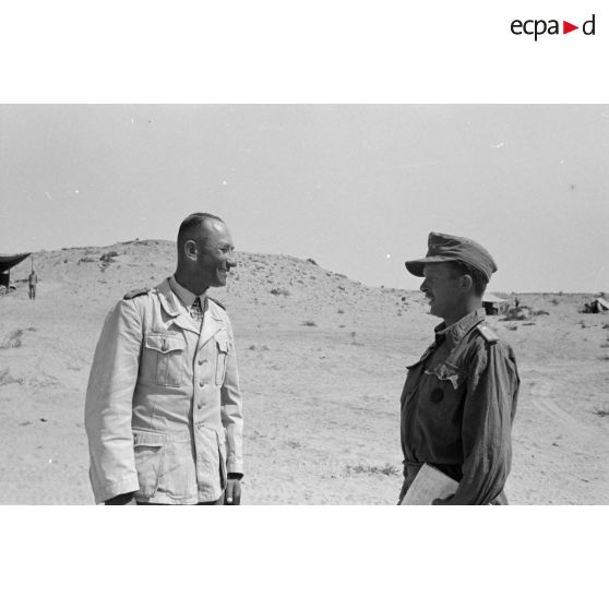 Le colonel (Oberst) Ewert et un Leutnant devant un fanion de commandant de PanzerGrenadier Regiment.