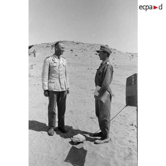 Le colonel (Oberst) Ewert et un Leutnant devant un fanion de commandant de PanzerGrenadier Regiment.