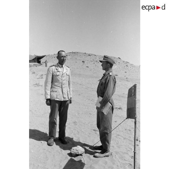 Le colonel (Oberst) Ewert et un Leutnant devant un fanion de commandant de PanzerGrenadier Regiment.