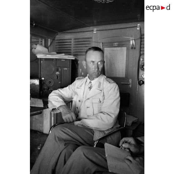 L'Oberst Ewert dans un véhicule de commandement.