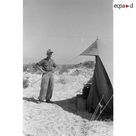 Trois officiers allemands devant une tente plantée sur une plage.